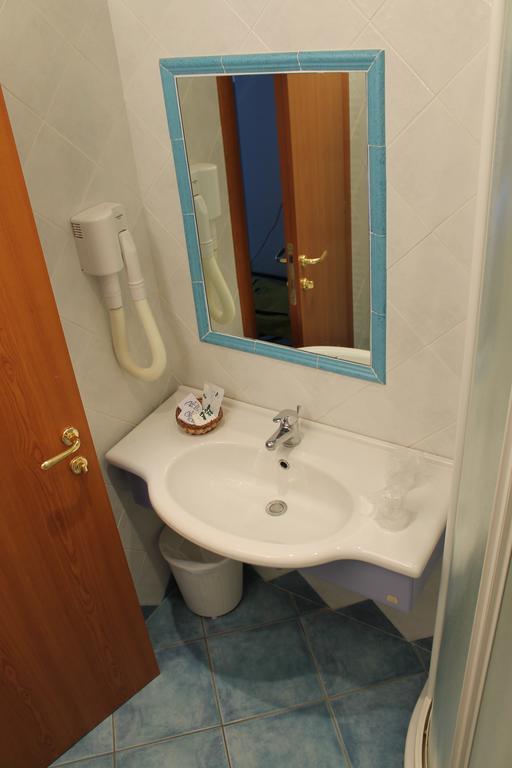 Hotel Esperia Cattolica Zimmer foto